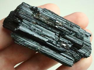 Výrazně rýhovalý lesklý podlouhlý špalek skorylu - délka 6,5 centimetru