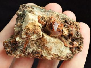 Vzorek s krystalem hessonitu (granátu) z Žulové - Jeseníky