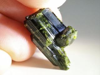 Zelený krystal epidotu z lokality Sobotín