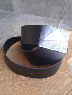 Černý kožený pásek s obdélníkovou nerezovou sponou