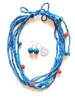 Hedvábný modrý náhrdelník s kuličkami