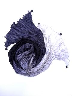 hedvábný šál černo-šedý s korálky