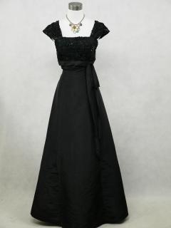 Černé dlouhé společenské šaty s malým rukávkem pro všechny dámy 40-44