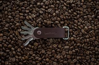 Kožená klíčenka α & Ω odstín: Coffee