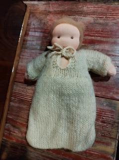 krásná stará hadrová  panenka v pletených šatech