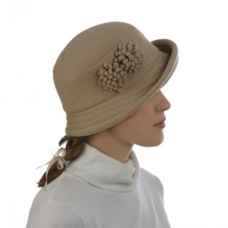 Zimní klobouk zdobený elegantními květy Velikost: 60
