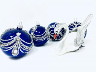 Arktický tanec   Sada vánočních ozdob Irisa, obsahující 4 ks koulí (8 cm) a labuť (10 cm) v kombinaci modré a stříbrné Balení: 1 ks, Barva:…