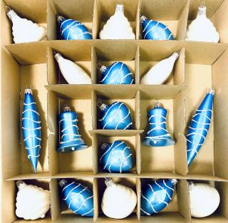 Irisa LUXUSNÍ SET Vánoční ozdoby GORGEOUS - modré a bílé s dekorem linky , BOX 32 ks Balení: 32ks, Barva: bílá;modrá, Velikost: 7 cm