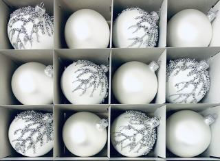 Irisa Vánoční exkluzivní ozdoby KRISTA ladná kombinace bílé se stříbrným dekorem Velikost 8 cm, SET 12 ks Balení: 12ks, Barva: bílá, Velikost: 8 cm