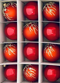 Irisa Vánoční exkluzivní ozdoby KRISTA ladná kombinace červené se zlatým dekorem Velikost 8 cm, SET 12 ks Balení: 12ks, Barva: červená, Velikost: 8 cm