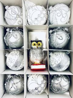Irisa Vánoční exkluzivní ozdoby PATRICIE kombinace bílé, stříbrné koule s moudrou sovou  Velikost 8 cm, SET 11 ks Balení: 11ks, Barva: bílá;stříbrná,…