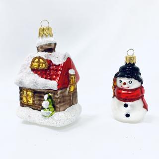 IRISA Vánoční skleněná ozdoba - ZASNĚŽENÁ CHALOUPKA A SNĚHULÁK 8 cm, balení 2 ks bílá, červená Balení: 2ks, Barva: bílá;červená, Velikost: 6cm;8 cm