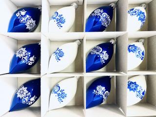 Irisa Vánoční skleněná sada BARUNKA kombinace bílé a modré olivy s dekorem folklor 8 cm, SET 12 ks Balení: 12ks, Barva: bílá;modrá, Velikost: 8 cm