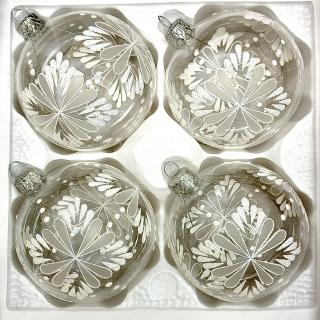 Ledová elegance – Sada průhledných vánočních koulí 8 cm s jemným bílým dekorem ( sada 4 ks ) Balení: 4ks, Barva: čirá, Velikost: 8 cm