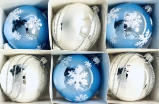 Sada 6 ks Skleněných ozdob - Kouzlo zimy (bílá a modrá, Velikost 8 cm) IRISA  Balení: 6 ks, Barva: bílá;modrá, Velikost: 8 cm