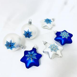 Sada 6 Kusů skleněných vánočních ozdob - Hvězdy a koule s vločkovým dekorem (bílo-modrá, velikost 6 cm) IRISA  Balení: 6 ks, Barva: bílá;modrá,…