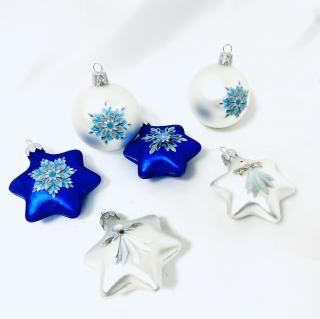 Sada 6 Kusů skleněných vánočních ozdob - Hvězdy a koule s vločkovým dekorem II (bílo-modrá, velikost 6 cm) IRISA  Balení: 6 ks, Barva: bílá;modrá,…