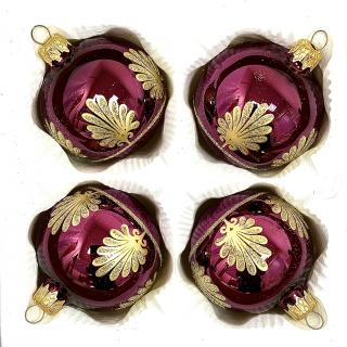 Skleněné vánoční koule 7 cm „Barokní elegance“ – Lesklá fialová se zlatým ornamentem ( sada 4 ks ) Balení: 4ks, Barva: fialová, Velikost: 7 cm