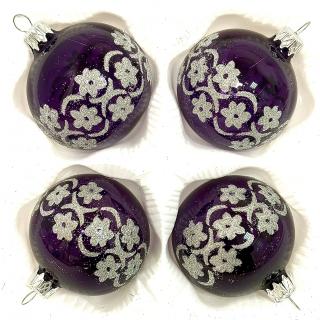 Skleněné vánoční koule 7 cm „Fialová noblesa“ – Elegantní kouzlo se stříbrným květinovým motivem ( sada 4 ks ) Balení: 4ks, Barva: fialová, Velikost:…