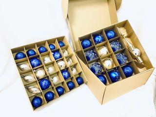 UNIKÁT  Stříbrné a modré vánoční sny  - Irisa LUXUSNÍ SET Vánočních ozdob (BOX 39 ks) Balení: 38ks, Barva: stříbrná;modrá, Velikost: 7 cm;6 cm;5 cm;28…