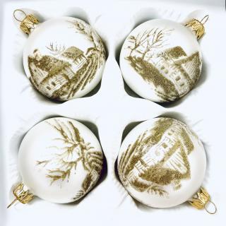Vánoční Chaloupka - Bílá sada 4 ks skleněných ozdob (Velikost 7cm) Balení: 4ks, Barva: bílá, Velikost: 7 cm