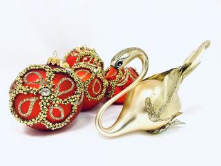 Vánoční elegance  Sada vánočních ozdob Irisa, obsahující 4 ks koulí (8 cm) a labuť (10 cm) v elegantním designu Balení: 1 ks, Barva: červená;zlatá,…