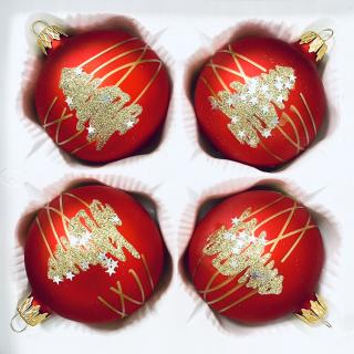 Vánoční kouzlo - Červená sada 4 ks skleněných ozdob s dekorem zasněženého stromu a vítr okolo (Velikost 7cm) Balení: 4ks, Barva: červená, Velikost: 7…