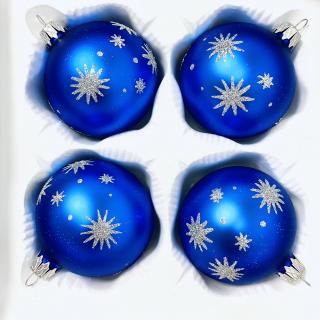 Vánoční Modrá noc - Nebesky modrá sada 4 ks skleněných ozdob s dekorem hvězdiček a padajícího sněhu (Velikost 7cm) Balení: 4ks, Barva: modrá,…