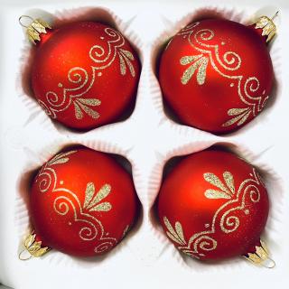 Vánoční Zlatá Tradice - Červená sada 4 ks skleněných ozdob s dekorem v tradici zlatého vzhledu (Velikost 7cm) Balení: 4ks, Barva: červená, Velikost: 7…