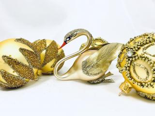 Zlatý lesk   Sada vánočních ozdob Irisa, obsahující 4 ks zlatých koulí (8 cm) a zlatou labuť (10 cm) Balení: 1 ks, Barva: zlatá, Velikost: 8 cm;10 cm