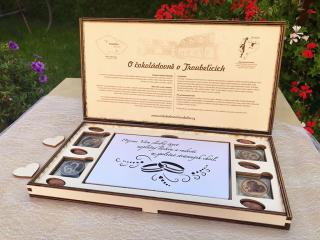 Dřevěná kazeta s čokoládou - svatební, Čokoládovna Troubelice Varianta obalu: Bílá perleť prstýnky, Druh čokolády: Hořká 75%