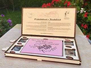 Dřevěná kazeta s čokoládou - svatební, Čokoládovna Troubelice Varianta obalu: Růžová perleť srdíčka, Druh čokolády: Hořká 75%