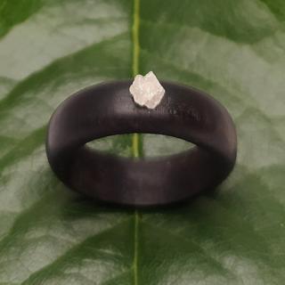 Ebenový prsten s bílým diamantem - velikost 55 (pr.17,7mm)