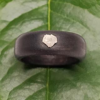 Ebenový prsten s bílým diamantem - velikost 60 (pr.19,2mm)