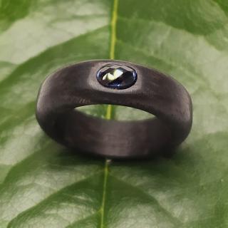 Ebenový prsten s modrým broušeným safírem - velikost 53 (pr.16,7mm)