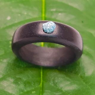 Ebenový prsten s modrým diamantem - velikost 54 (pr.17,2mm)