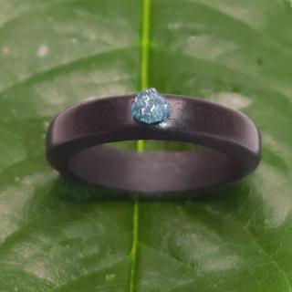 Ebenový prsten s modrým diamantem - velikost 55 (pr.17,4mm)