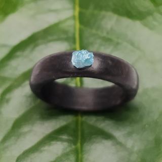 Ebenový prsten s modrým diamantem - velikost 56 (pr.17,7mm)
