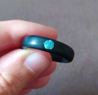 Ebenový prsten s modrým diamantem - výroba na míru Barva diamantu: Bílá, Velikost: L (55-56)