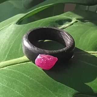 Ebenový prsten s nebroušeným rubínem - velikost 58 (pr.18,6mm)
