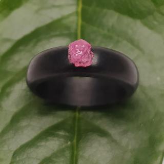Ebenový prsten s nebroušeným rubínem - velikost 61 (pr.19,5mm)