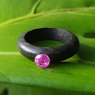 Ebenový prsten s růžovým broušeným safírem - velikost 55 (pr.17,5mm)