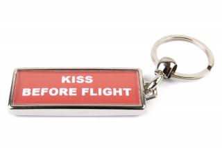 Kovový přívěsek Kiss Before Flight