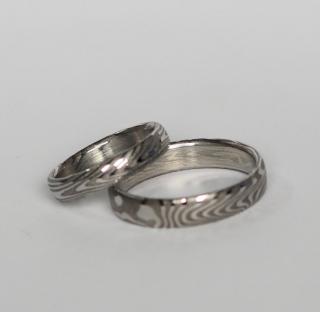 Snubní prsten z damasteelu s rytinou