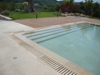Limestone krátká mřížka přelivového bazénu
