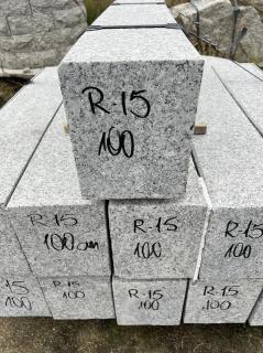 Obrubník krajník žulový OP4 obloukový R0,1-R25 1 bm