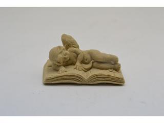 Andílek na knize - kamenná socha z pískovce