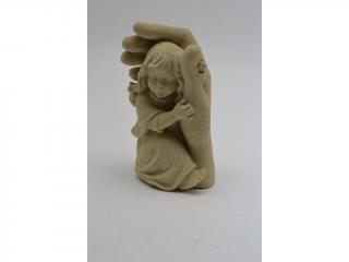 Děvče v dlani - kamenná socha z pískovce