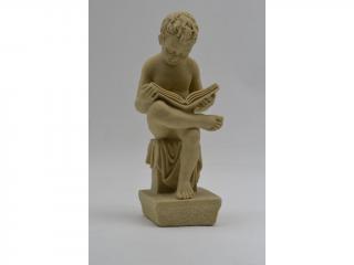 Dítě čte knihu - kamenná socha z pískovce