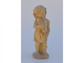 Dívka s medvídkem - kamenná socha z pískovce